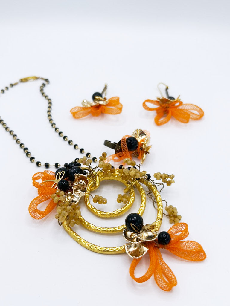 Collar y pendientes circular dorado con cadena dorada y bolas, y encarnado de hilo naranja con piedras negras