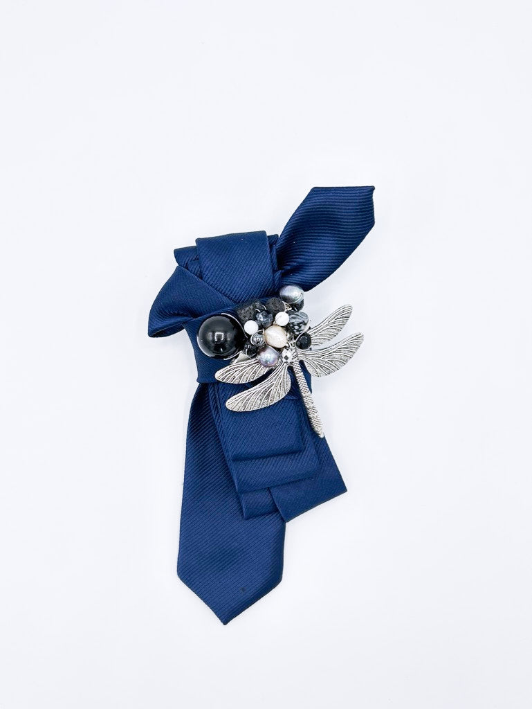 Collar tipo corbata en azul intenso con broche de libélula de acero y piedras negras