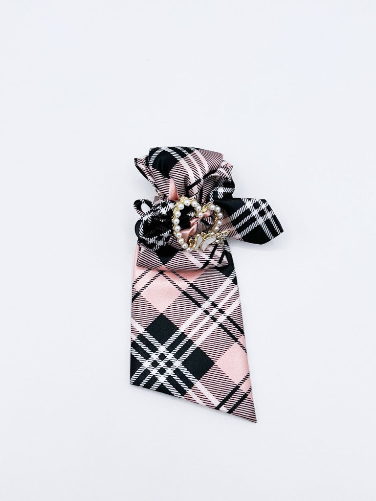 Collar tipo corbata en rosa a cuadros con broche de corazón y mariposa