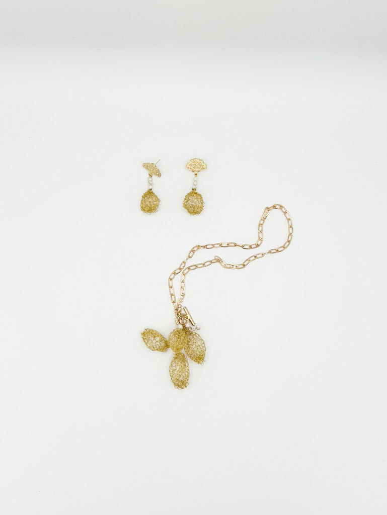 Collar y pendientes con bolas blancas y uvas doradas