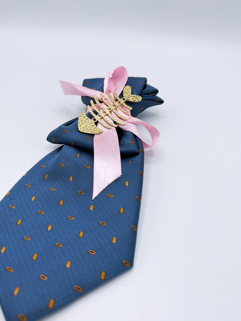 Collar tipo corbata en azul con picas amarillas atadas con lazo rosa y broche de raspado de pescado dorado