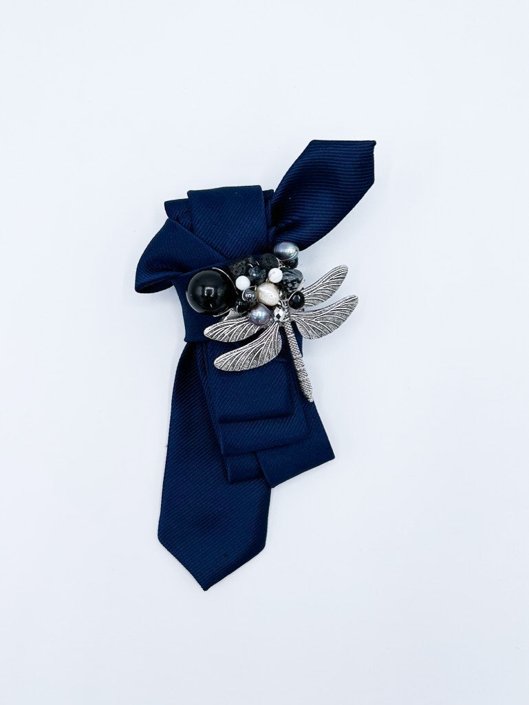 Collar tipo corbata en azul intenso con broche de libélula de acero y piedras negras