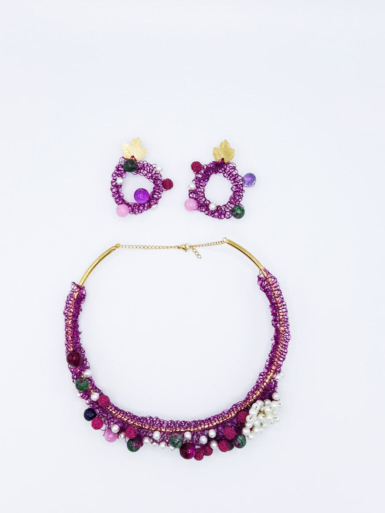 Collar y pendientes en acero magenta con detalles volcánicos y rubí Zoisita