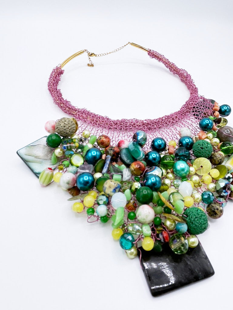 Collar tejido en acero rosa néctar con piedras verdes