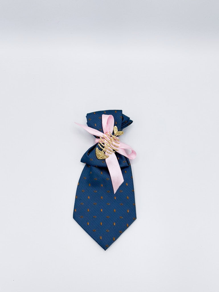 Collar tipo corbata en azul con picas amarillas atadas con lazo rosa y broche de raspado de pescado dorado