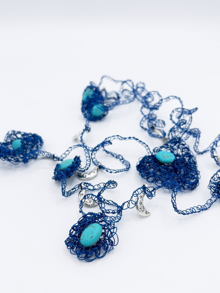Collar largo en cadeneta de acero azul marino y turquesa con peces en acero