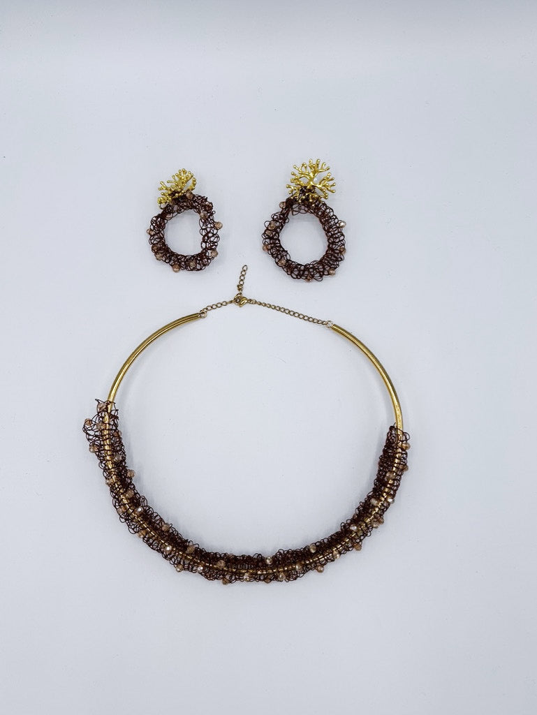 Collar tejido en acero marrón con cristal Swarovski en crudo y pendientes circulares con cierre de acero en forma de ramas
