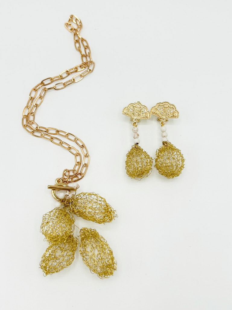 Collar y pendientes con bolas blancas y uvas doradas