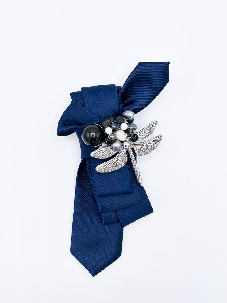 Collar tipo corbata en azul intenso con broche de libélula de acero y piedras negras