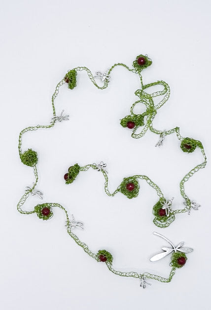 Collar largo en cadeneta de acero verde con piedras de granate y libélulas de acero