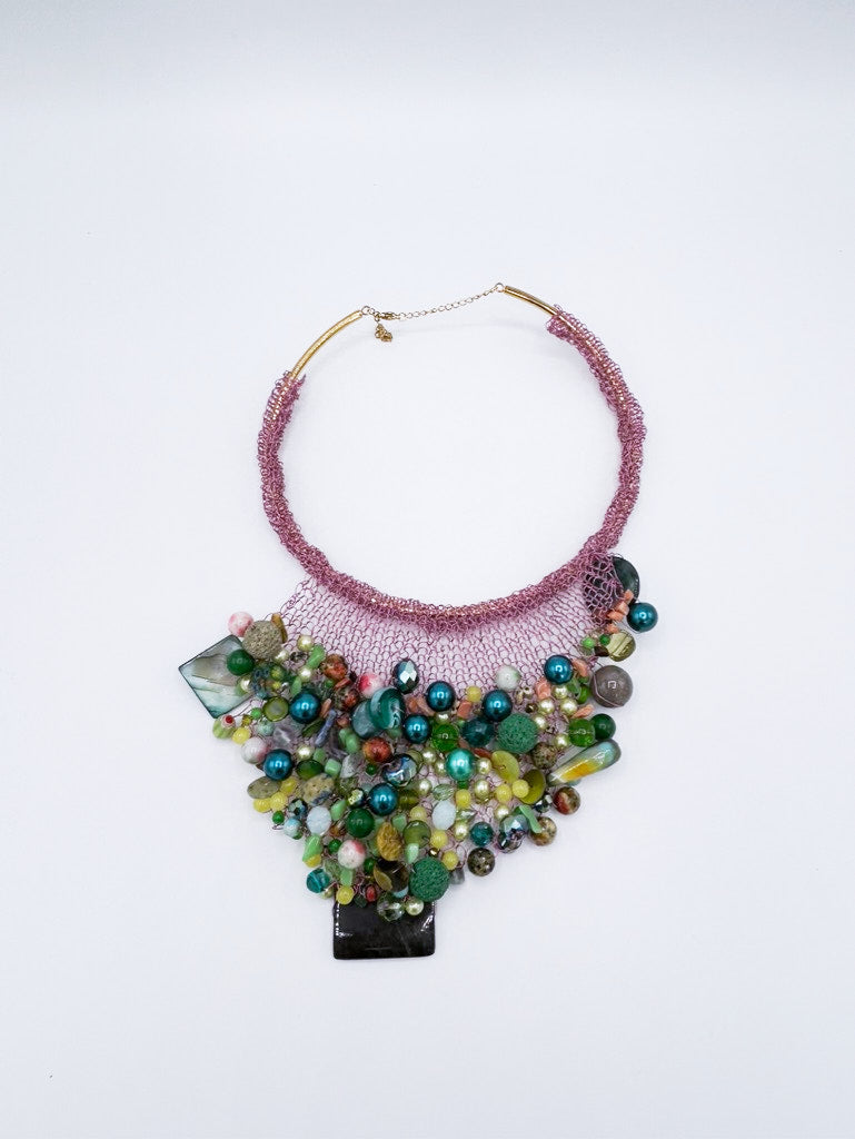 Collar tejido en acero rosa néctar con piedras verdes