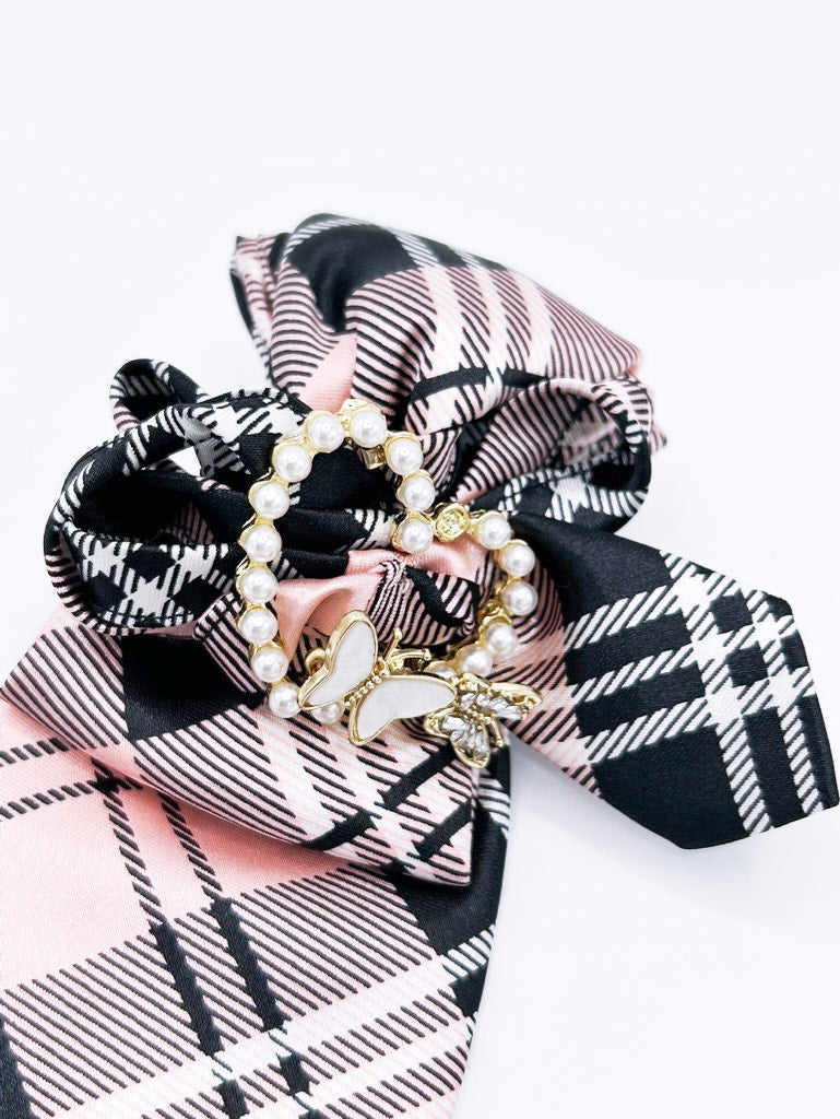 Collar tipo corbata en rosa a cuadros con broche de corazón y mariposa