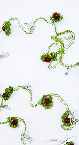 Collar largo en cadeneta de acero verde con piedras de granate y libélulas de acero