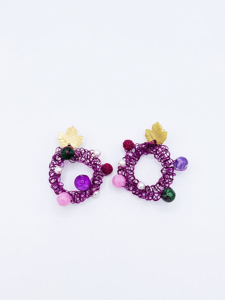 Collar y pendientes en acero magenta con detalles volcánicos y rubí Zoisita