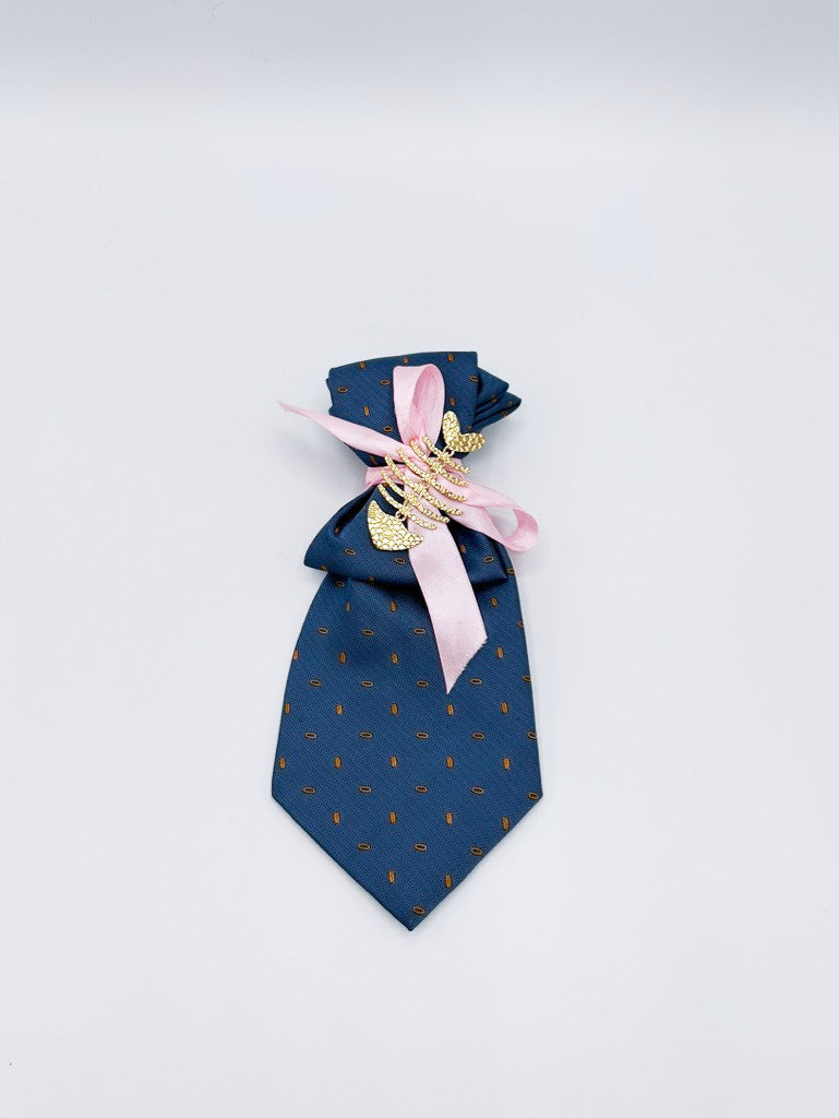 Collar tipo corbata en azul con picas amarillas atadas con lazo rosa y broche de raspado de pescado dorado