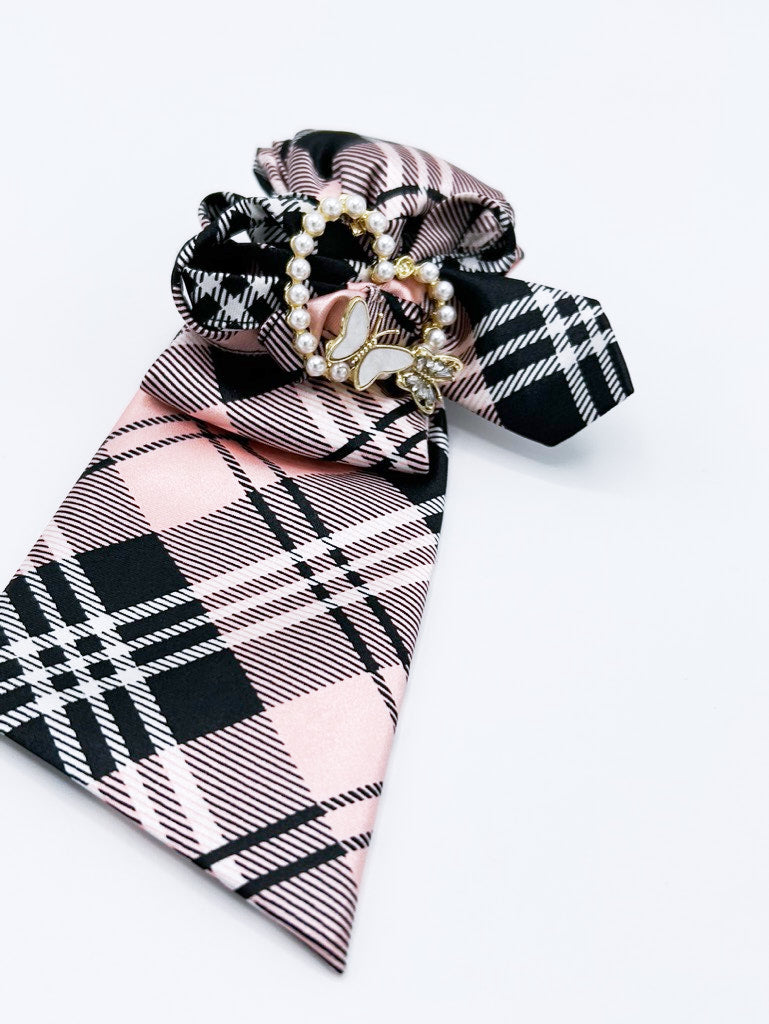 Collar tipo corbata en rosa a cuadros con broche de corazón y mariposa