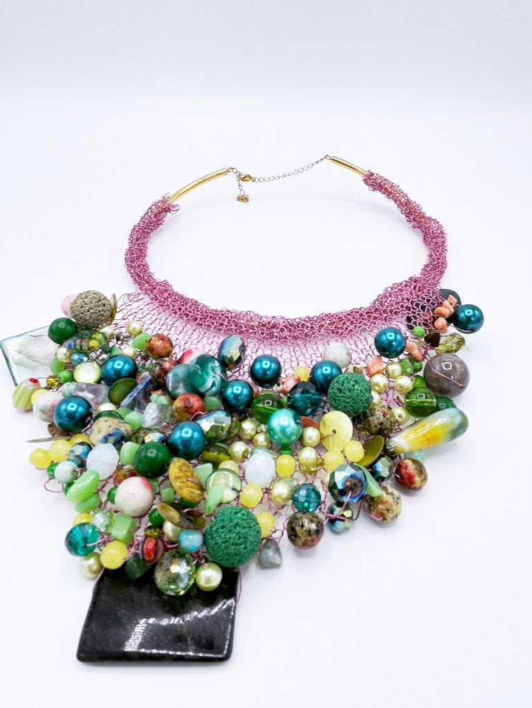 Collar tejido en acero rosa néctar con piedras verdes