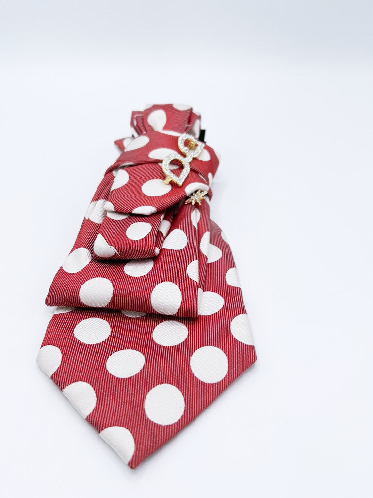 Collar tipo corbata en rojo a lunares blancos con broche de gafas y cristales