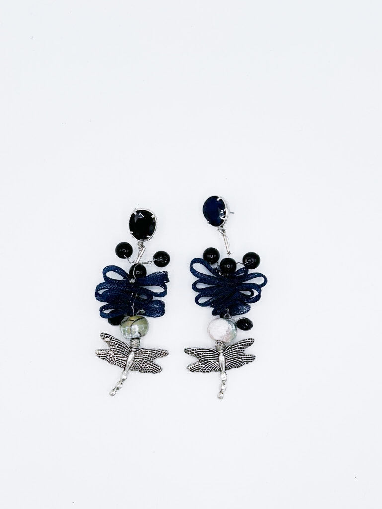 Collar en cadena plateada con libélula de acero y serpentina entrelazada con piedras negras, y pendientes a juego