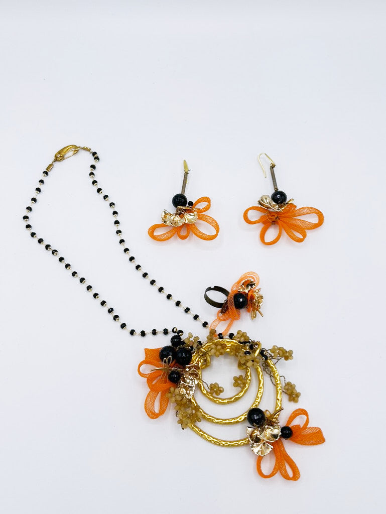 Collar y pendientes circular dorado con cadena dorada y bolas, y encarnado de hilo naranja con piedras negras