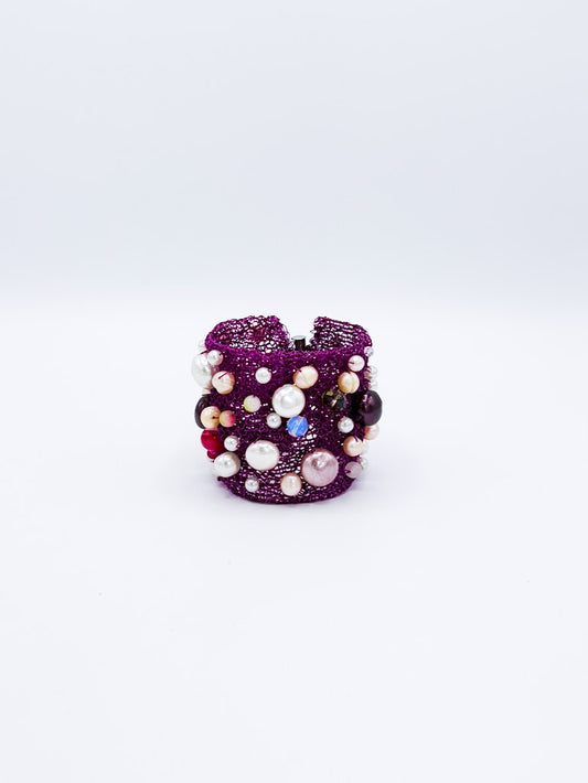Brazalete en acero color magenta con perlas multicolores