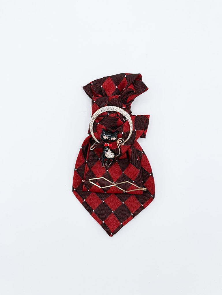 Collar tipo corbata en rojo a rombos granate con broches de luna con cristales y gatito negro