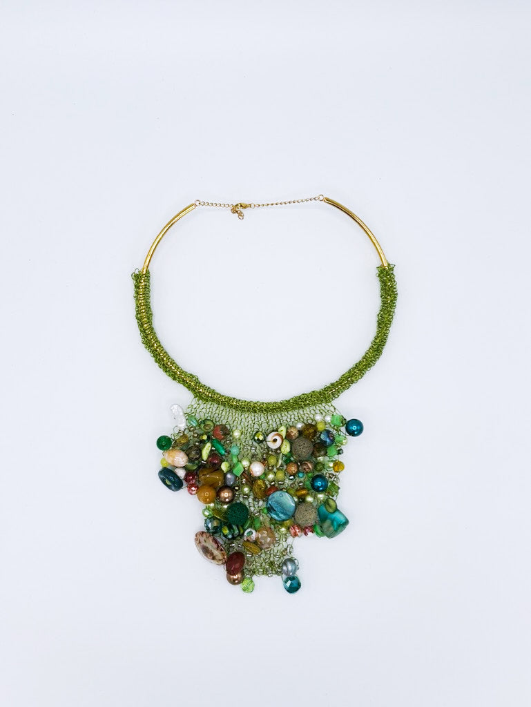 Collar en acero verde tejido con piedras