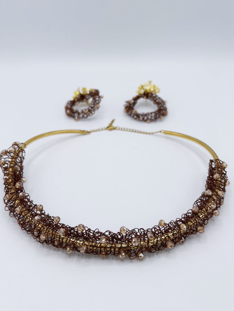 Collar tejido en acero marrón con cristal Swarovski en crudo y pendientes circulares con cierre de acero en forma de ramas