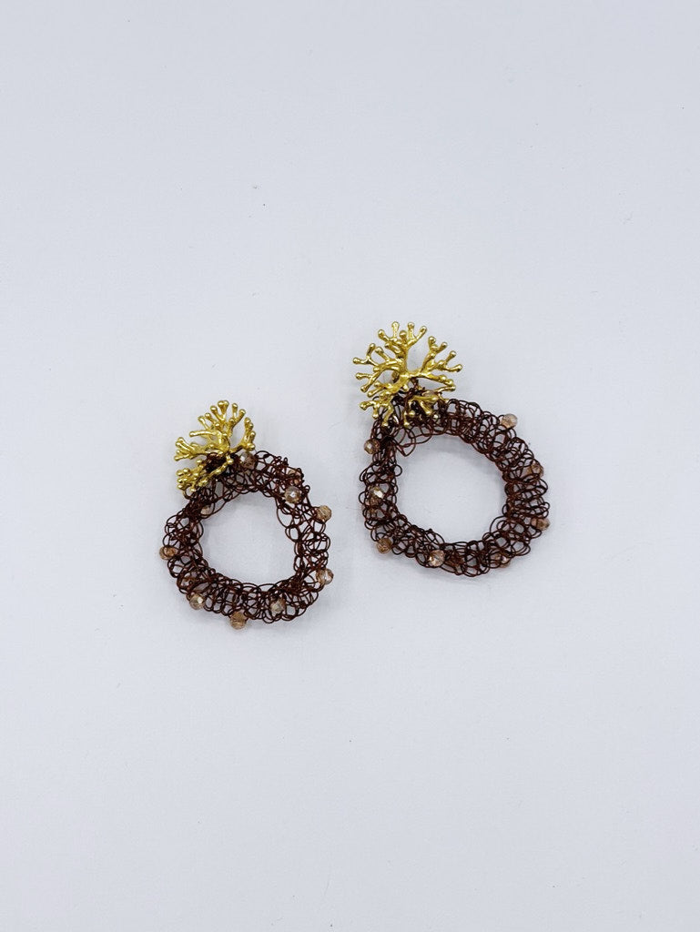 Collar tejido en acero marrón con cristal Swarovski en crudo y pendientes circulares con cierre de acero en forma de ramas