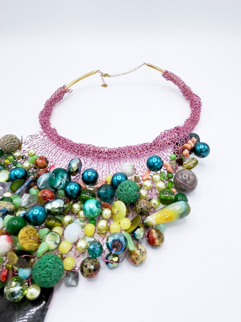 Collar tejido en acero rosa néctar con piedras verdes