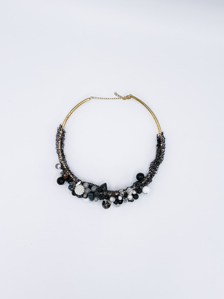 Collar y pendientes en acero negro con piedras volcánicas