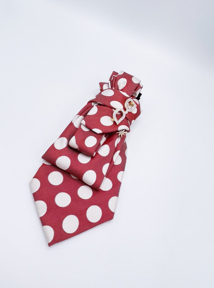 Collar tipo corbata en rojo a lunares blancos con broche de gafas y cristales