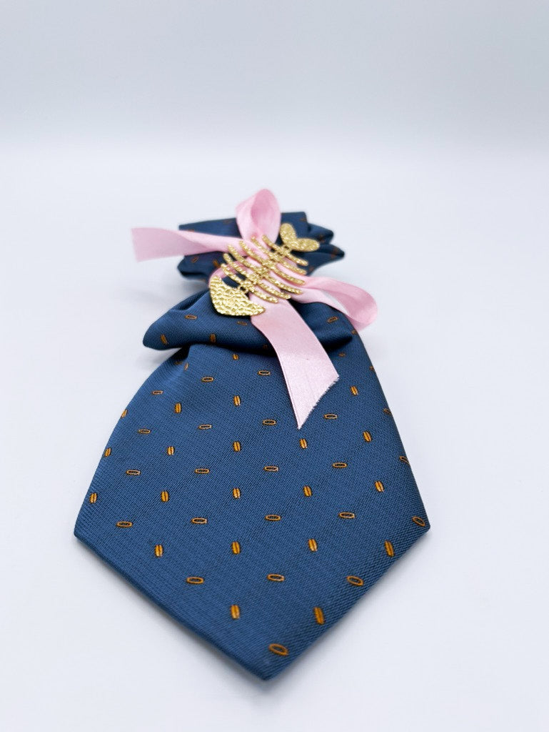 Collar tipo corbata en azul con picas amarillas atadas con lazo rosa y broche de raspado de pescado dorado
