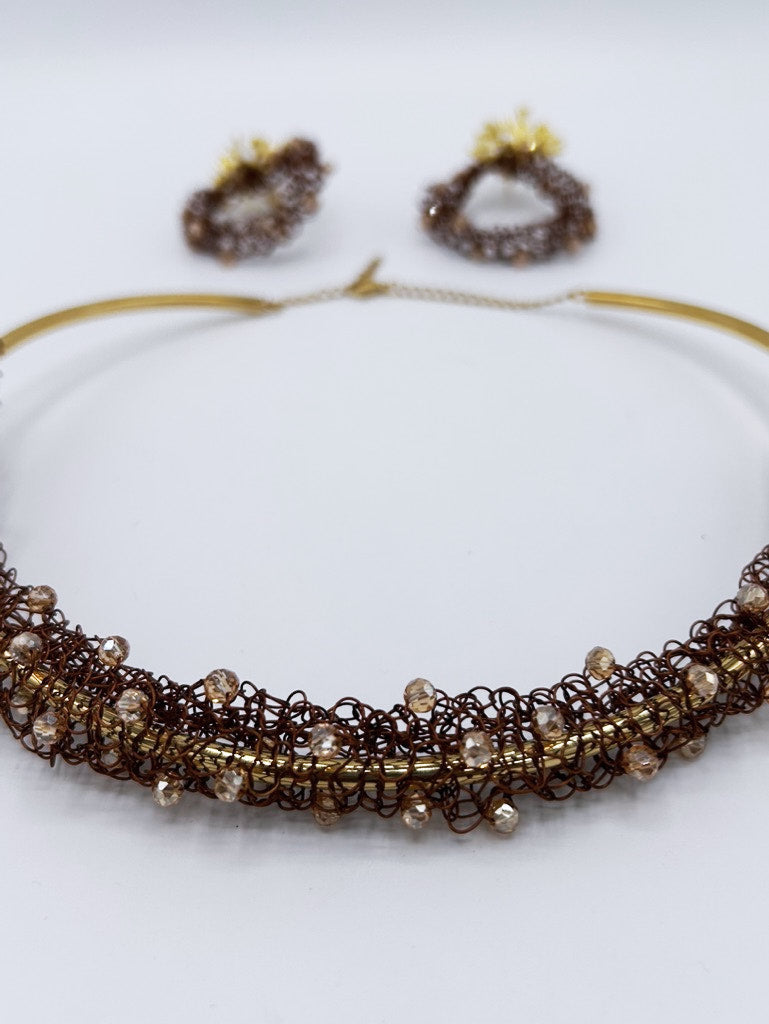 Collar tejido en acero marrón con cristal Swarovski en crudo y pendientes circulares con cierre de acero en forma de ramas