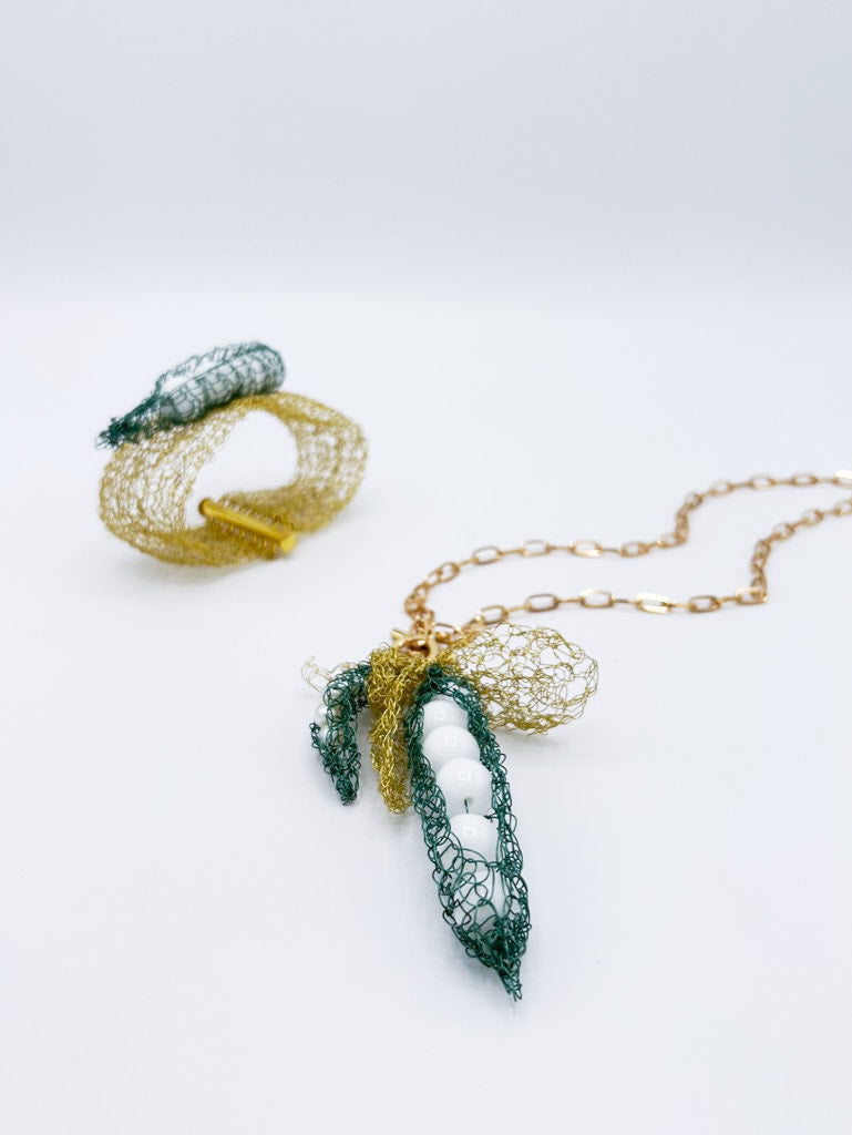 Collar y brazalete en cadena dorada con vainas de guisantes