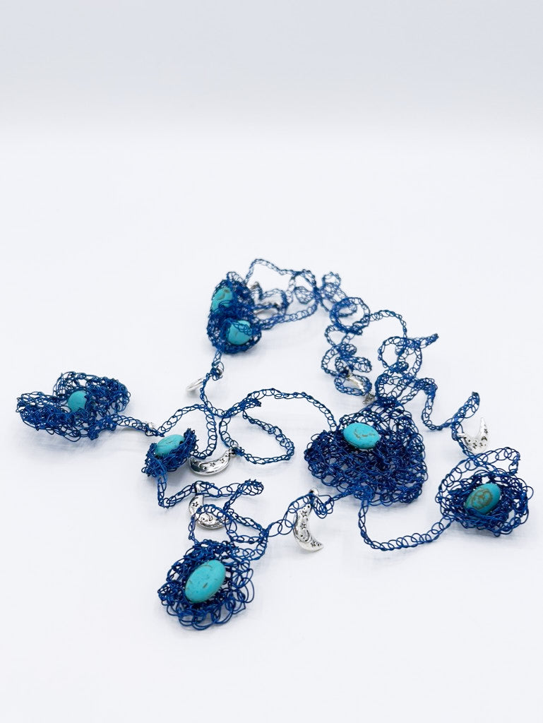 Collar largo en cadeneta de acero azul marino y turquesa con peces en acero