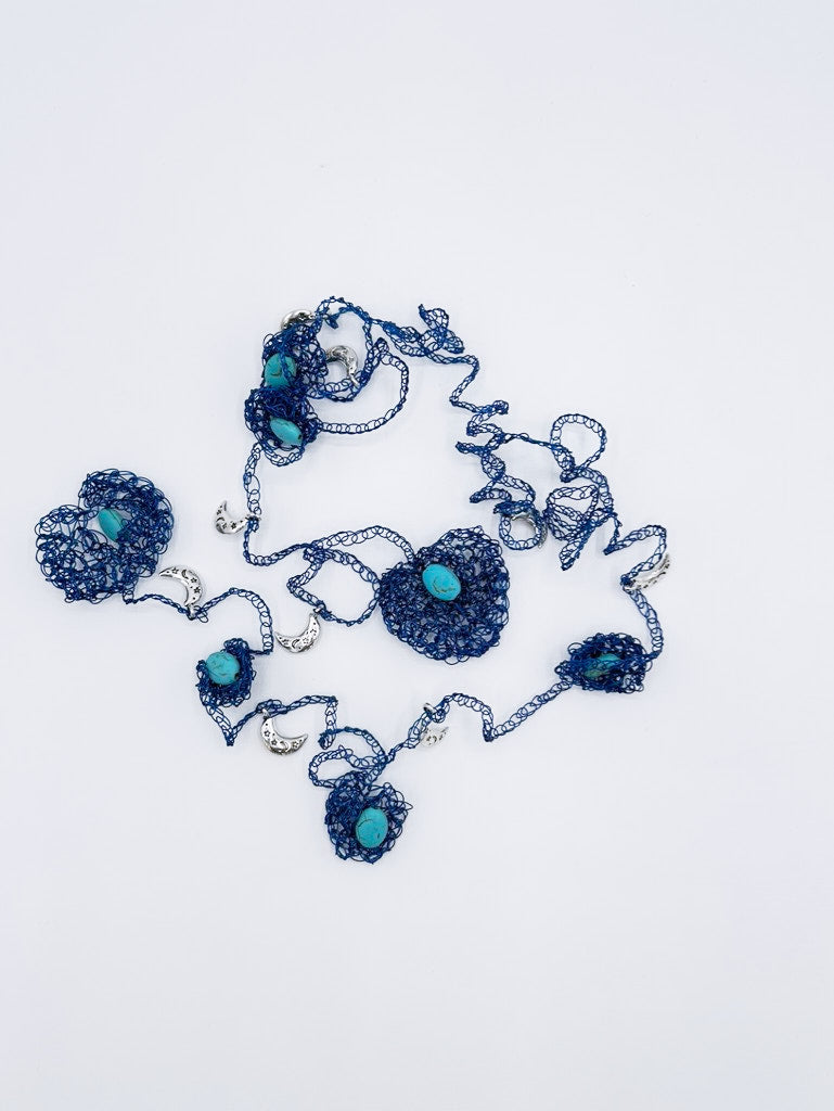 Collar largo en cadeneta de acero azul marino y turquesa con peces en acero