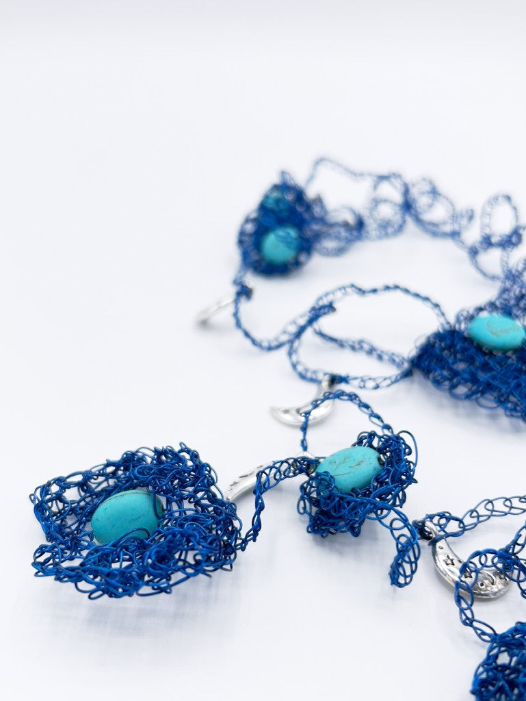 Collar largo en cadeneta de acero azul marino y turquesa con peces en acero