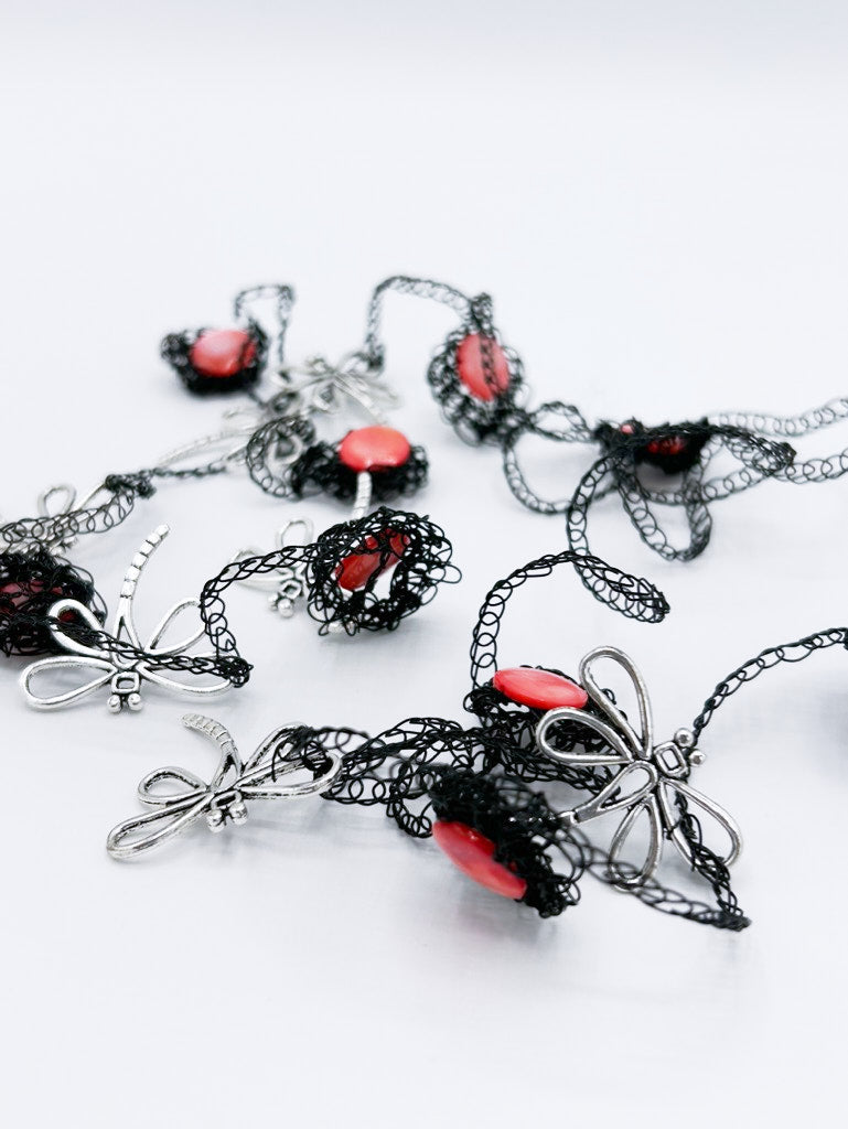 Collar Vuelo Escarlata