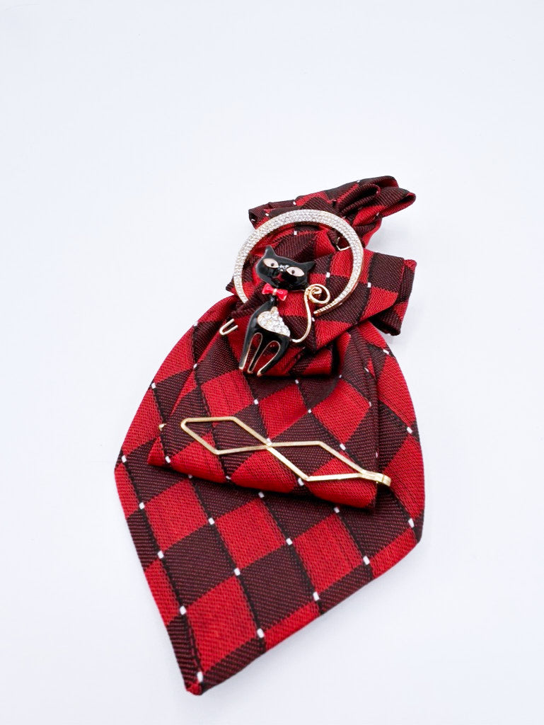 Collar tipo corbata en rojo a rombos granate con broches de luna con cristales y gatito negro