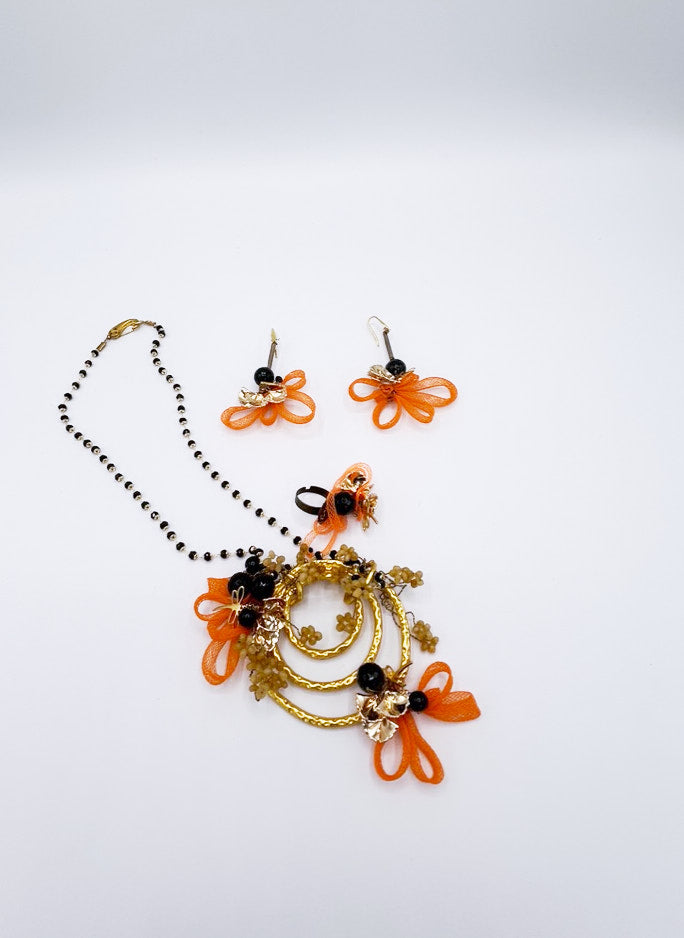 Collar y pendientes circular dorado con cadena dorada y bolas, y encarnado de hilo naranja con piedras negras
