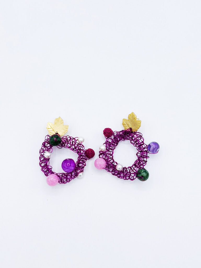 Collar y pendientes en acero magenta con detalles volcánicos y rubí Zoisita
