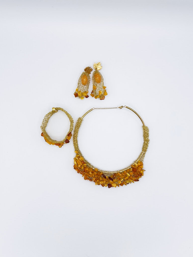 Collar, pendientes y brazalete en acero dorado y ámbar