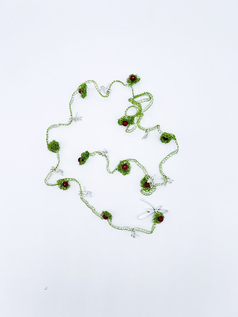 Collar largo en cadeneta de acero verde con piedras de granate y libélulas de acero
