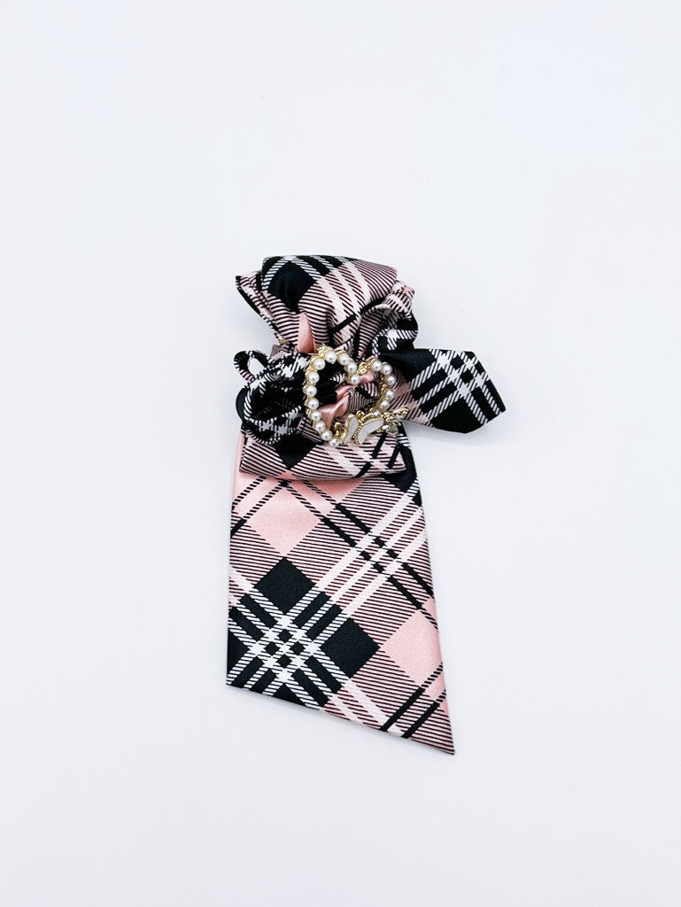 Collar tipo corbata en rosa a cuadros con broche de corazón y mariposa