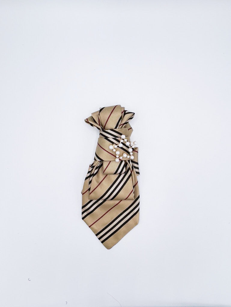 Collar tipo corbata transformado con seda Check y broche de estrella con perlas