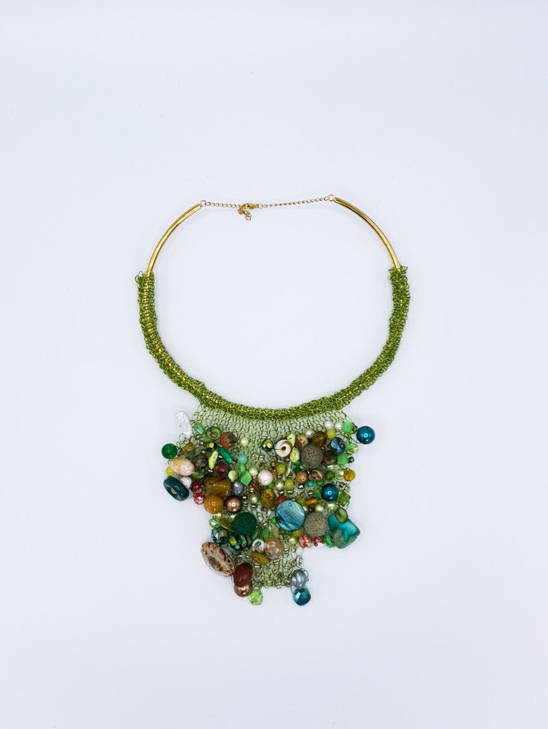 Collar en acero verde tejido con piedras