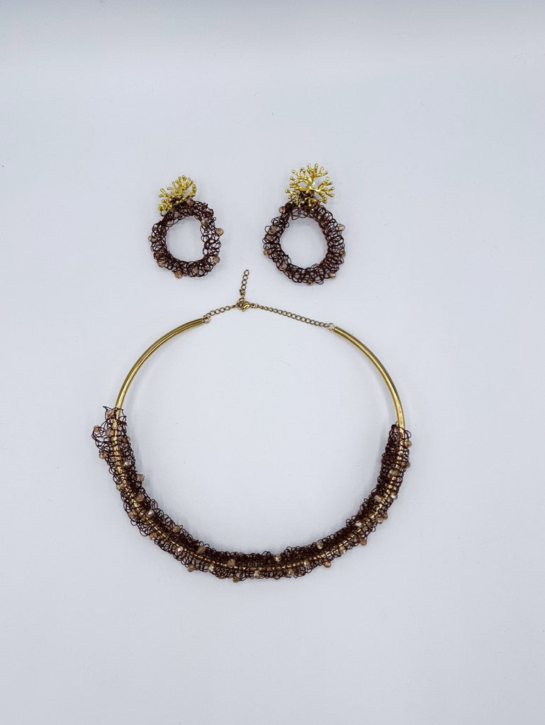 Collar tejido en acero marrón con cristal Swarovski en crudo y pendientes circulares con cierre de acero en forma de ramas