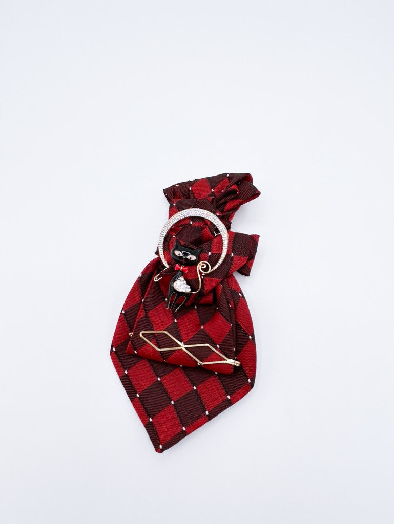 Collar tipo corbata en rojo a rombos granate con broches de luna con cristales y gatito negro