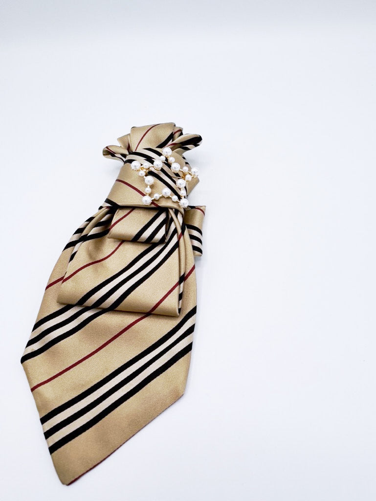Collar tipo corbata transformado con seda Check y broche de estrella con perlas